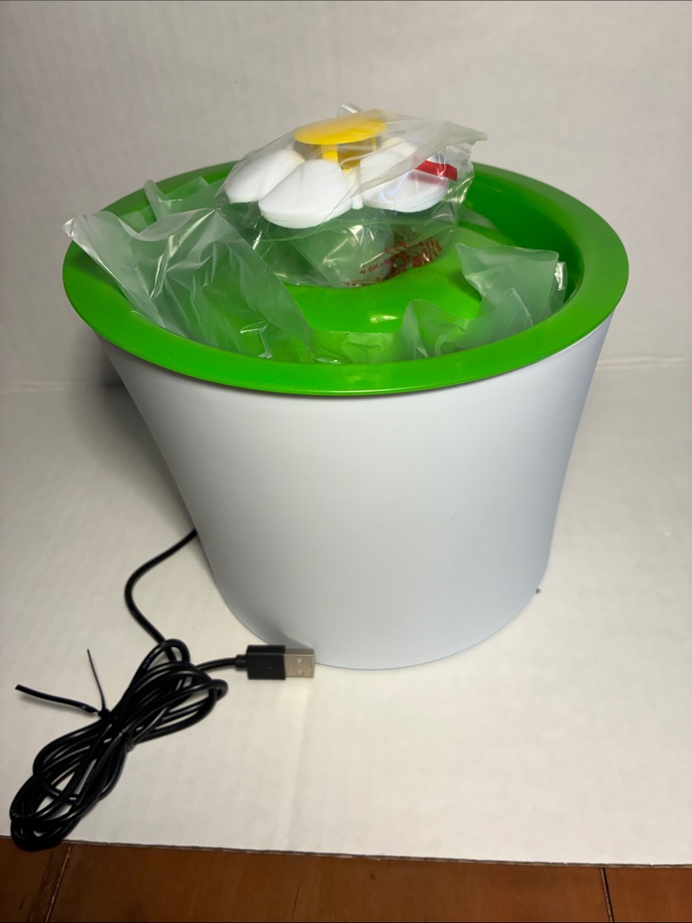Pet Cat water Fountain - White with Green Top